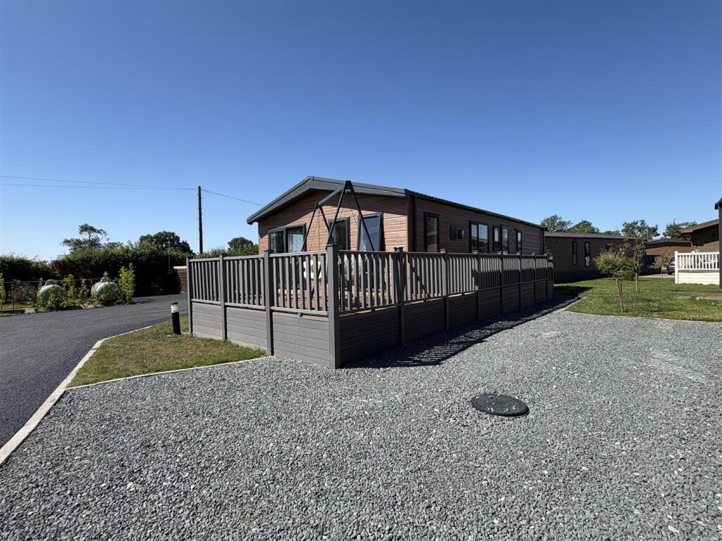 2-bed caravan on Oakwood Retreat Country Park, Newton On Derwent, York, £99,500