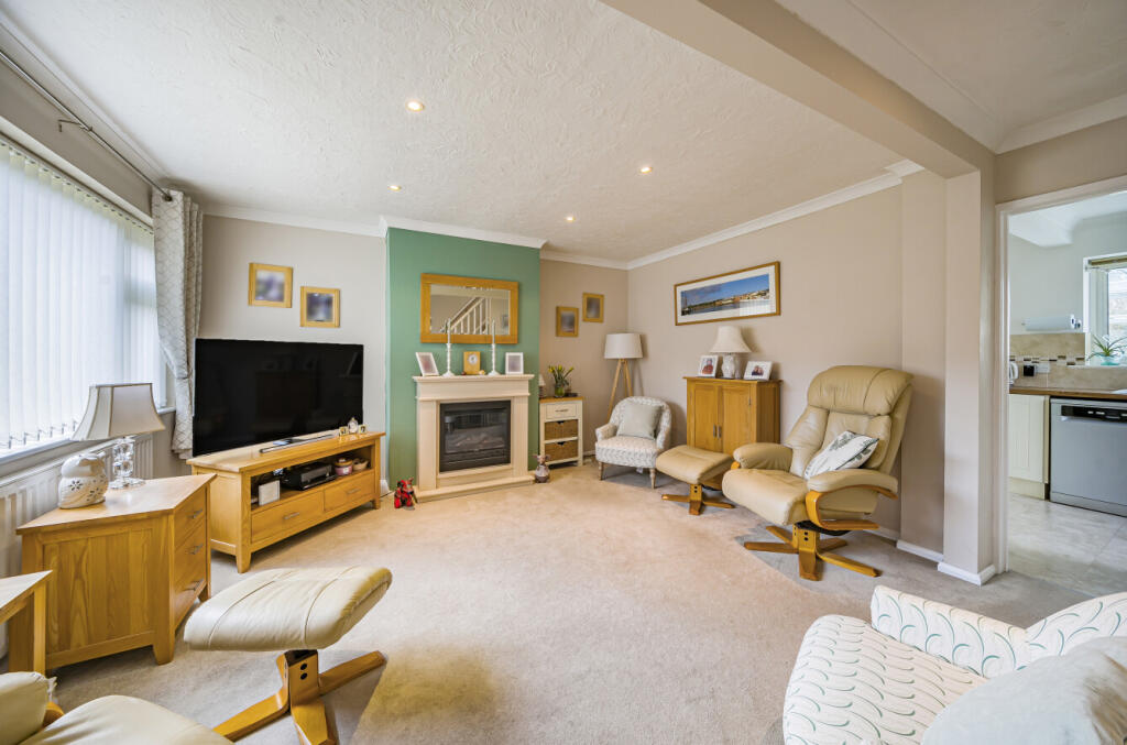 Highfield Path, Farnborough, Hampshire, GU14 photo 3