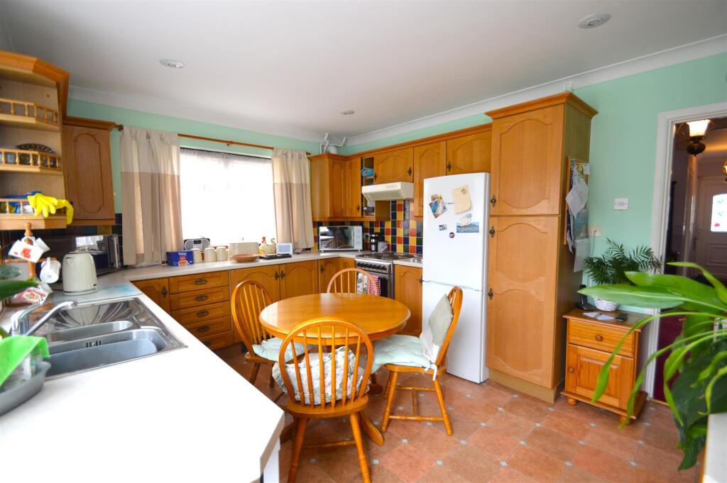 Pargat Drive, Leigh-On-Sea photo 2