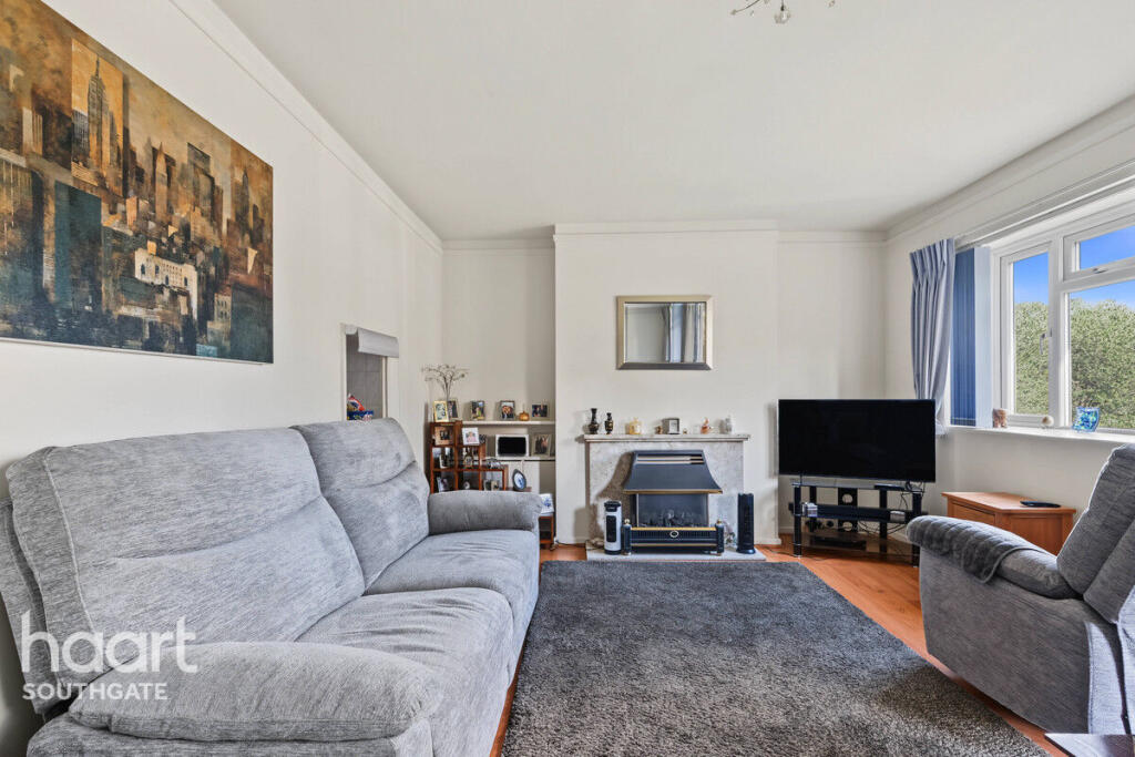 Oakleigh Park North, London photo 3