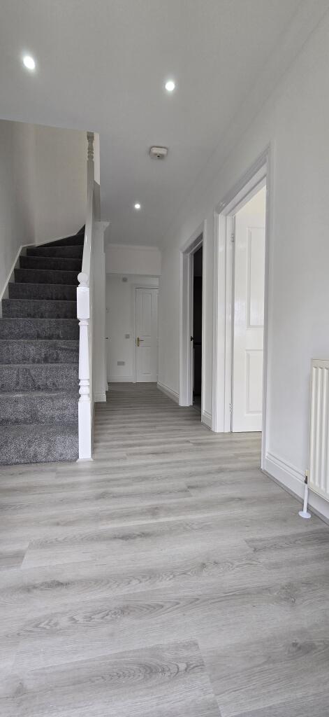 House in Sutton - View 3