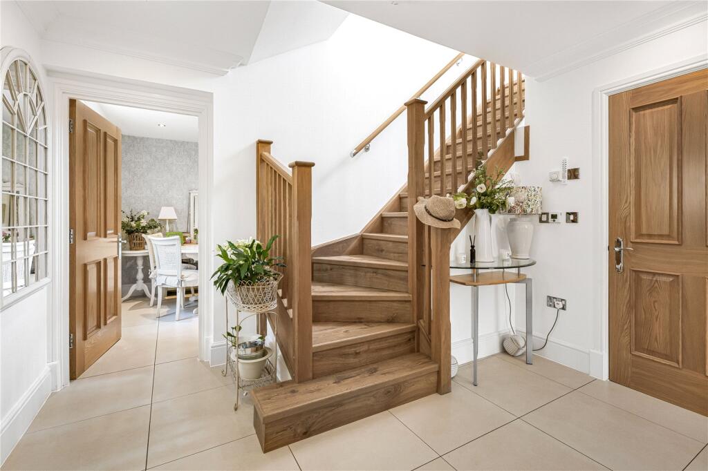 House in Welwyn Hatfield, Essendon - More