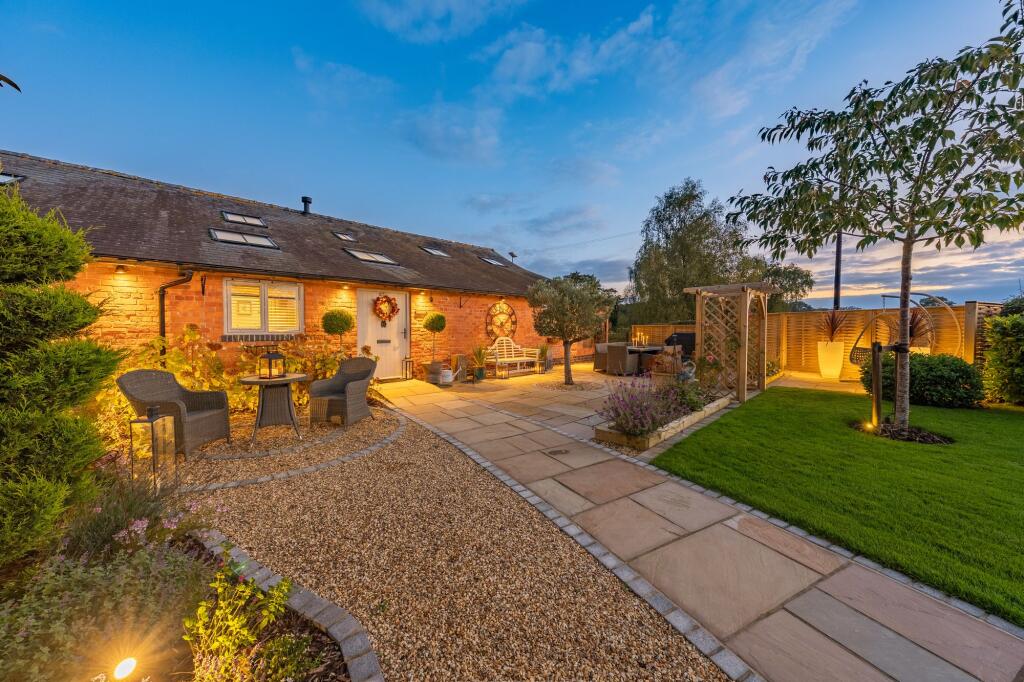 4-bed house on The Milking Parlour - Immaculate four bedroom barn conversion, £800,000
