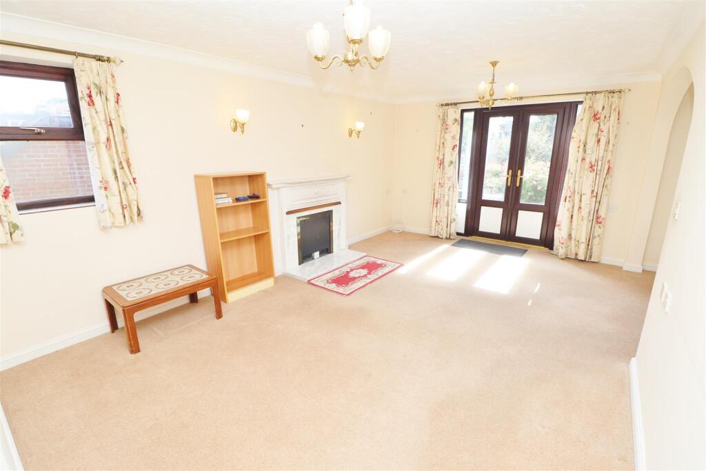 Slade Court, Watling Street, Radlett photo 2