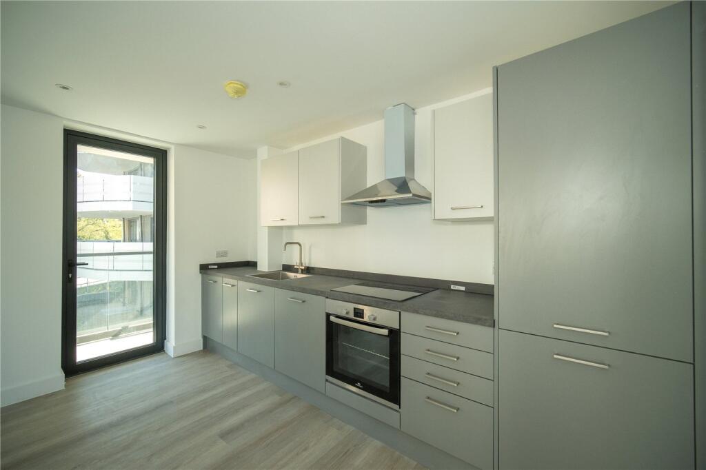 Savoy Place, Farnborough, Hampshire, GU14 photo 2