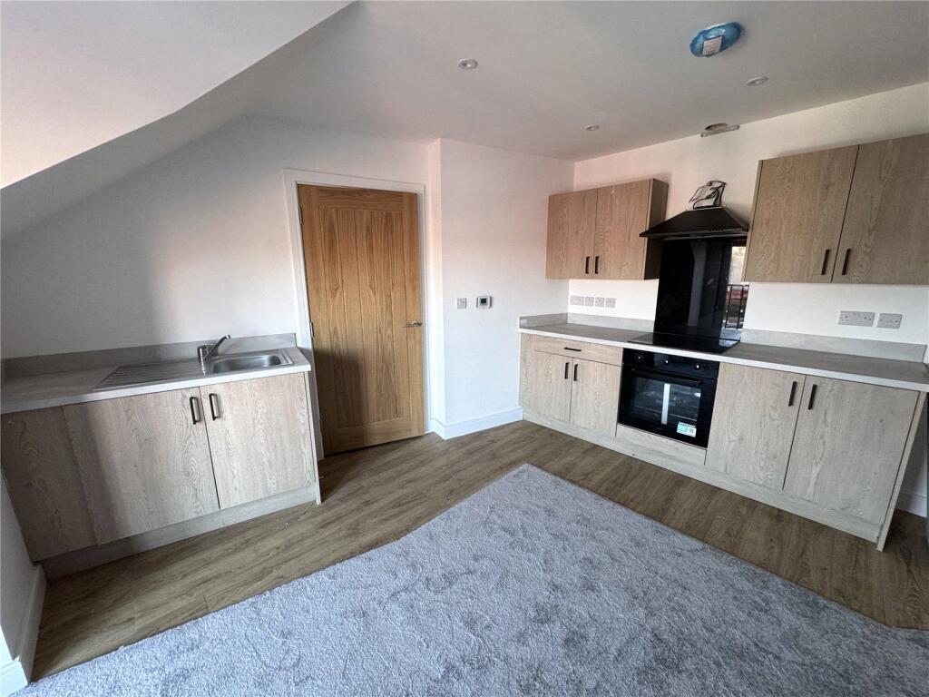 Apartment in Nottingham, Crabtree Farm Estate, Cinderhill - View 2