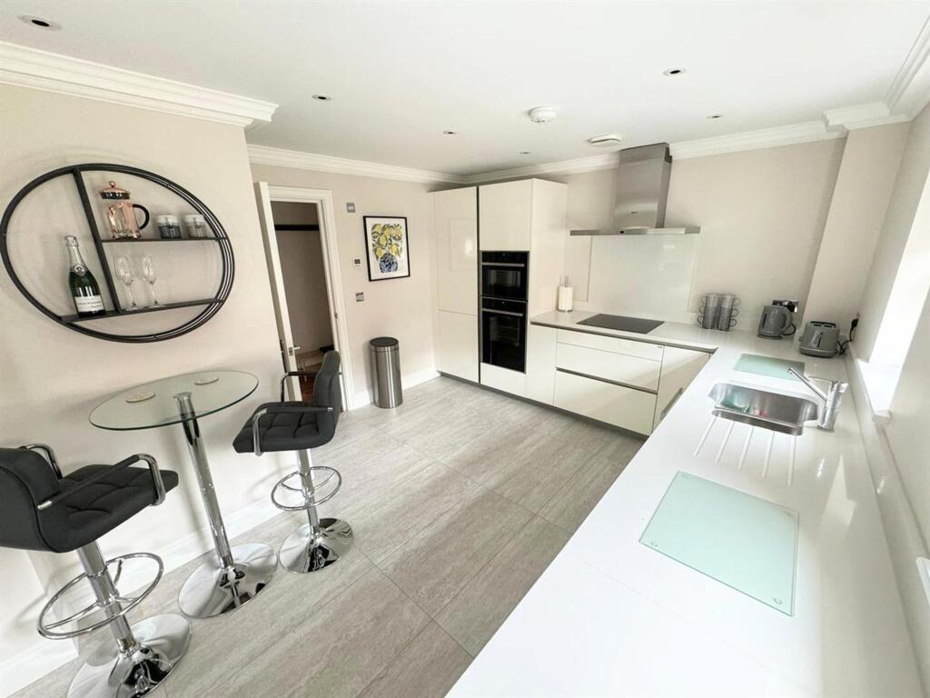 The Village, Prestbury, SK10 photo 4