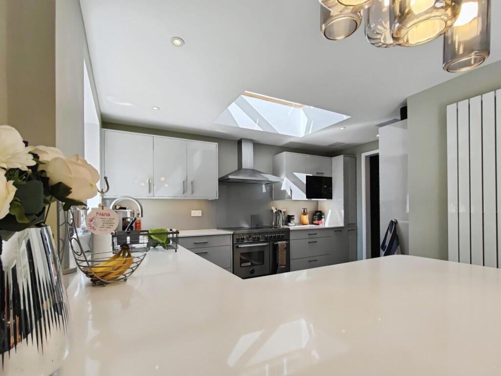 House in Wokingham, Emmbrook - More