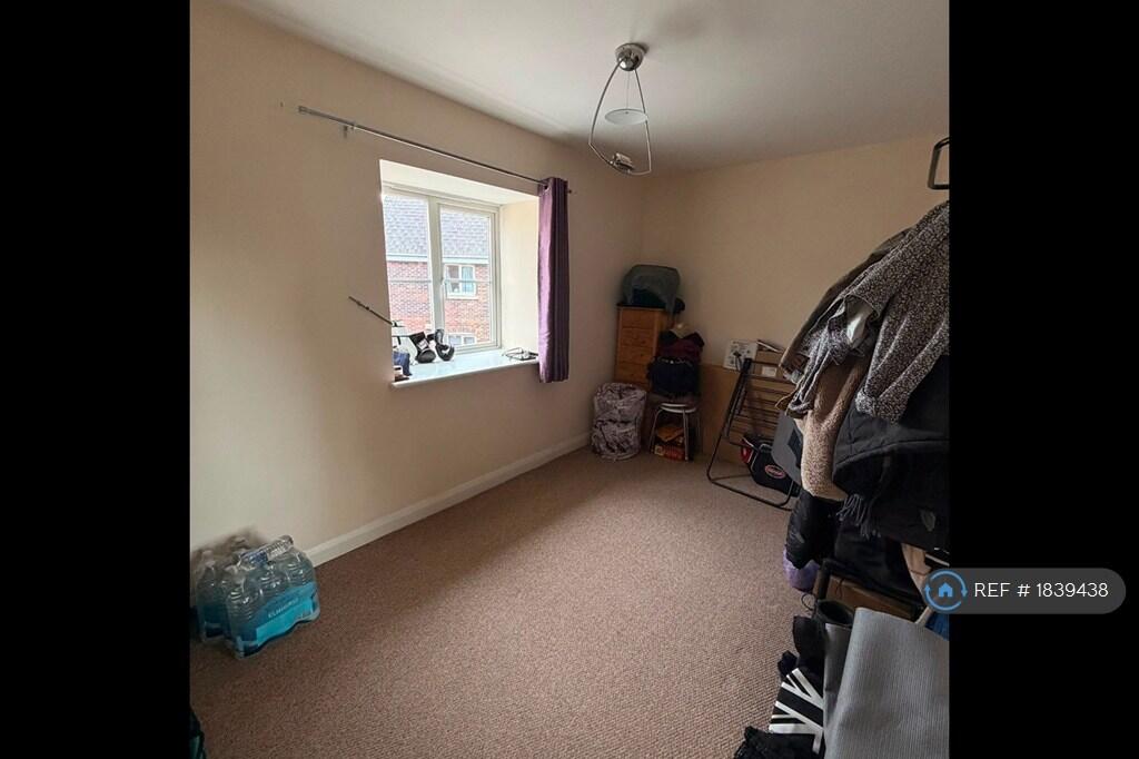 Apartment in Far Cotton - View 4