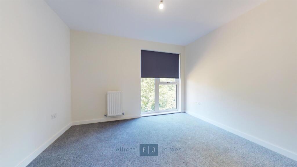 Apartment in Ilford - View 4