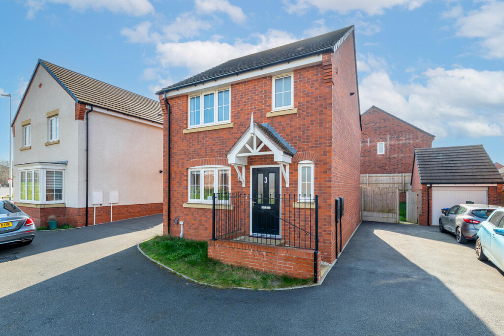 3-bed detached on Pinewood Avenue, Warwick, CV34, £400,000