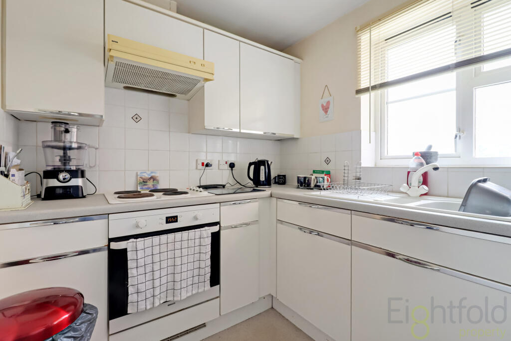 Southampton Close, Eastbourne photo 3
