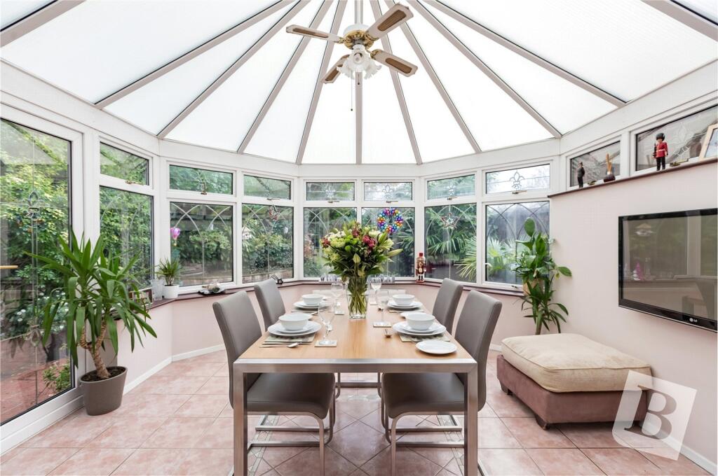 House in Basildon, Billericay - More