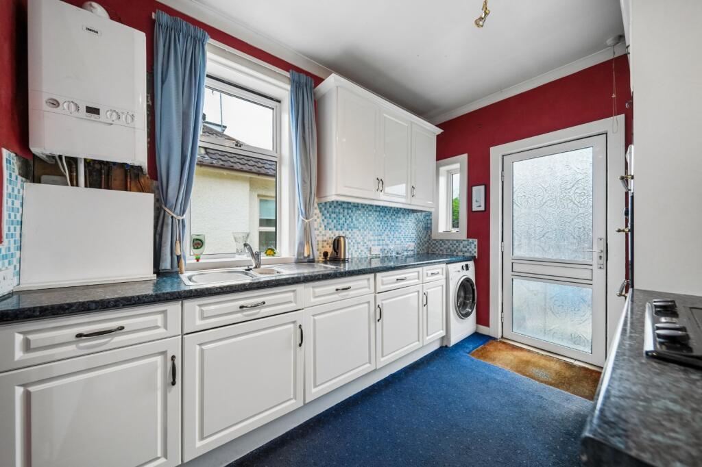 House in Glasgow, High Carolside, Eastwoodmains - More