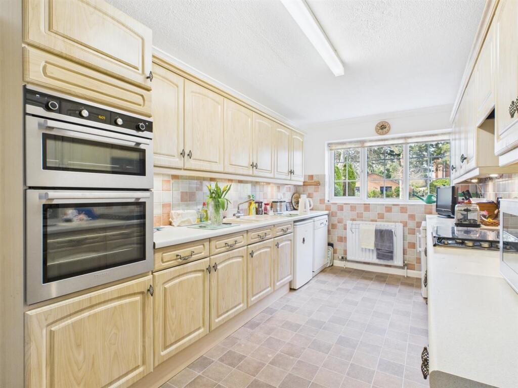 14 Woodland Drive, Woodhall Spa photo 2
