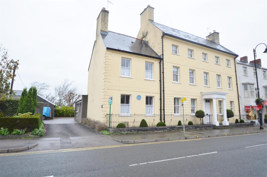 Main image of property: Flat 4, Woodstock House, Cowbridge, Vale Of Glamorgan, CF71 7AF