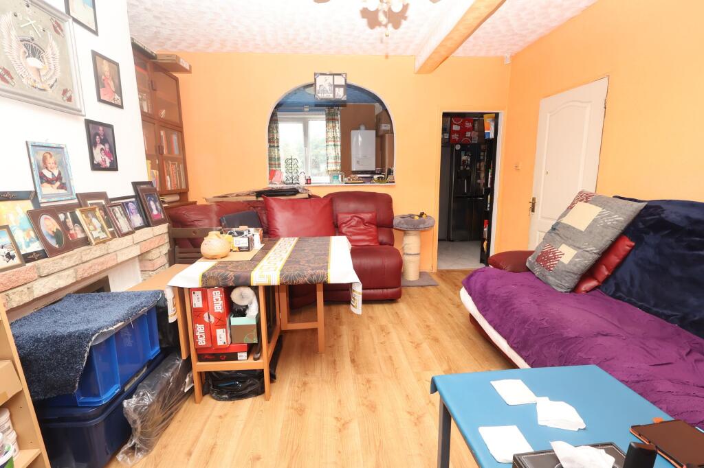 396 Kings Road photo 3