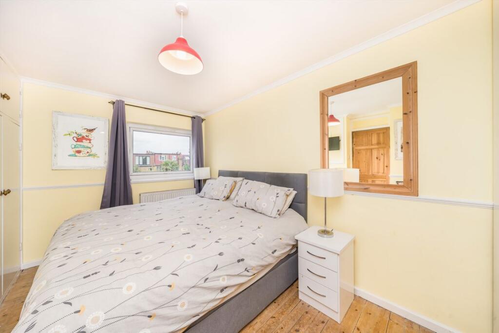 House in London, Pilgrim Estate, Hanwell - More