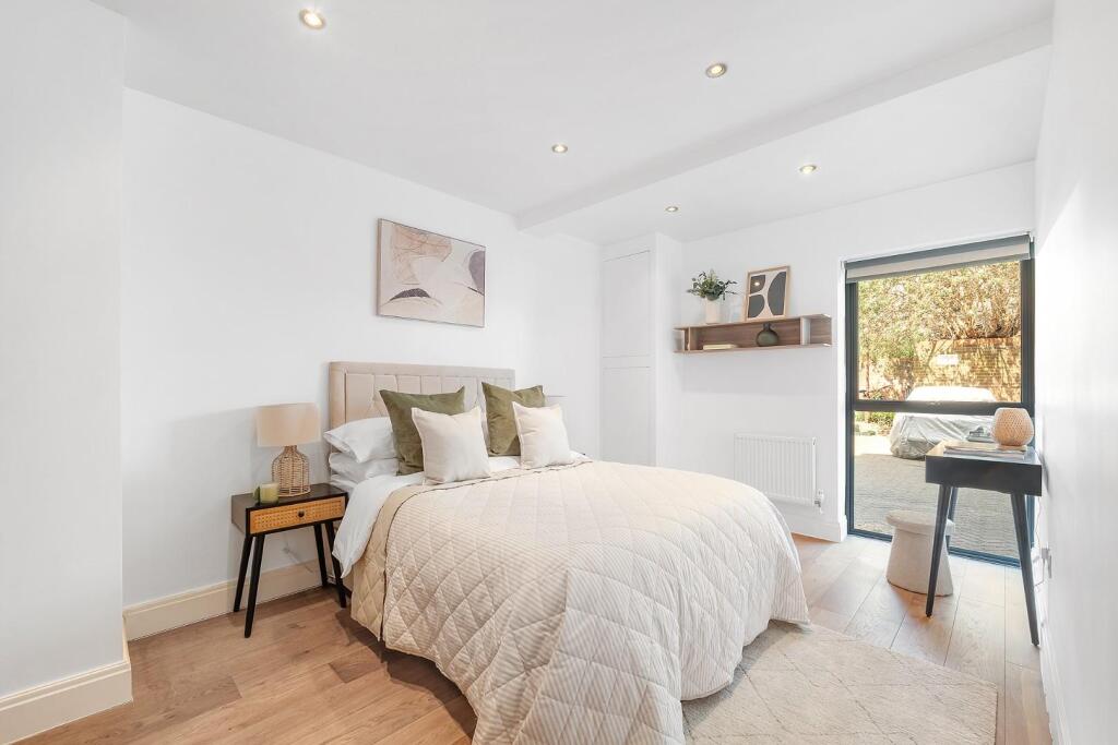 Apartment in London, Blenheim Gardens Estate, Brixton - View 4