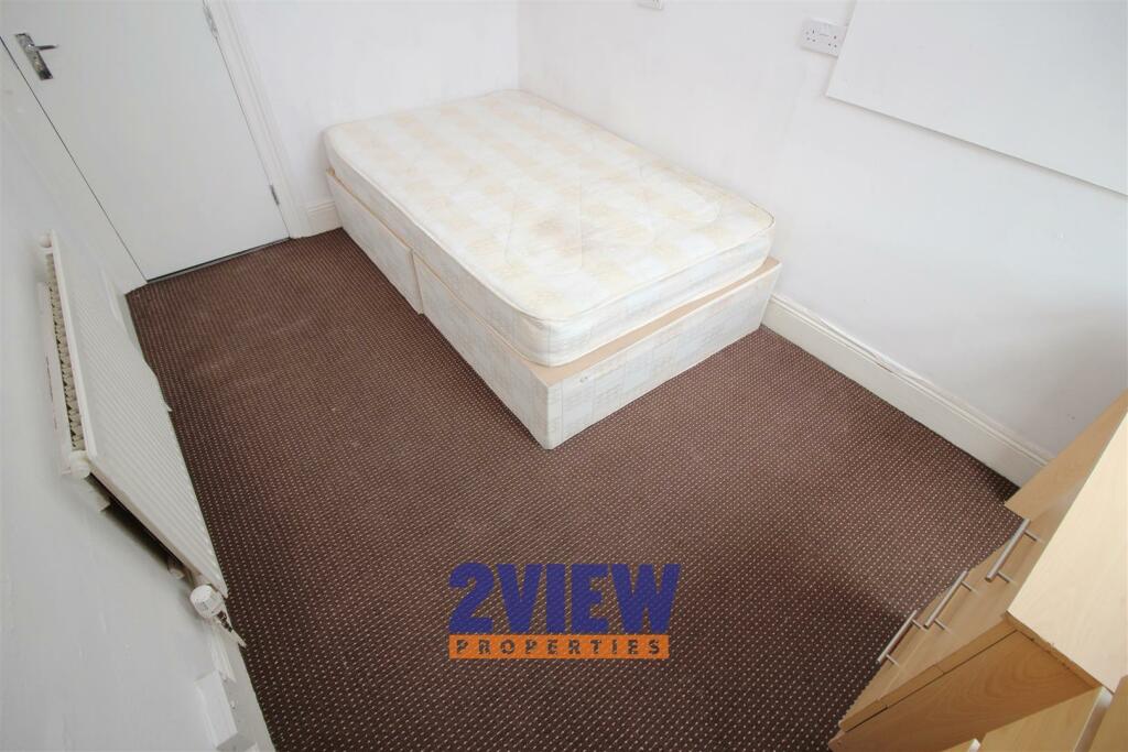 Ash Grove, Hyde Park, Leeds photo 2