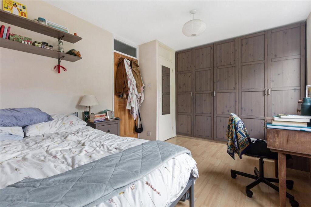House in London, Herbert Butler Estate, Homerton - View 5