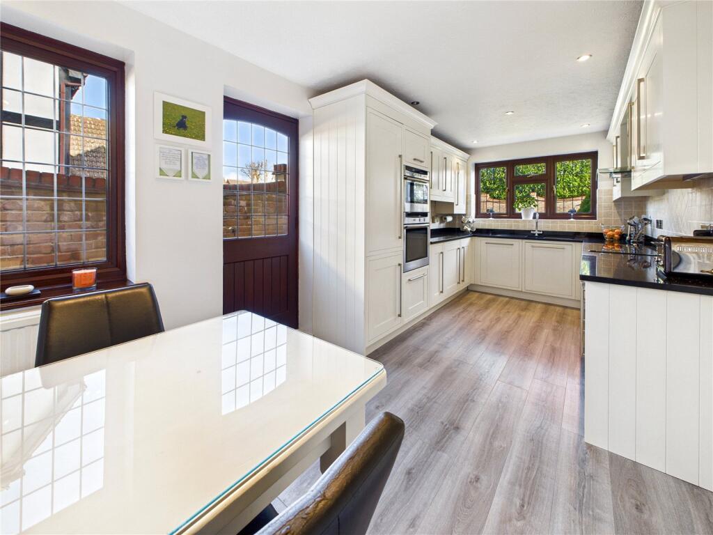 Yew Tree Close, Hatfield Peverel, Chelmsford, Essex, CM3 photo 2