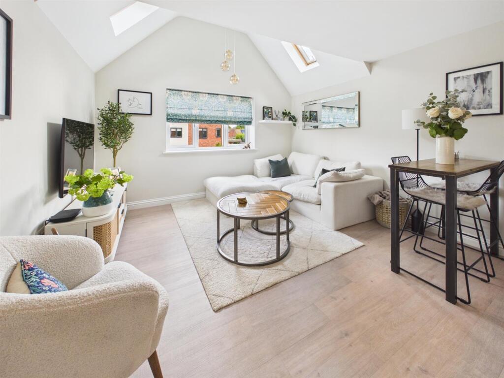 Apartment in Gloucester - View 2