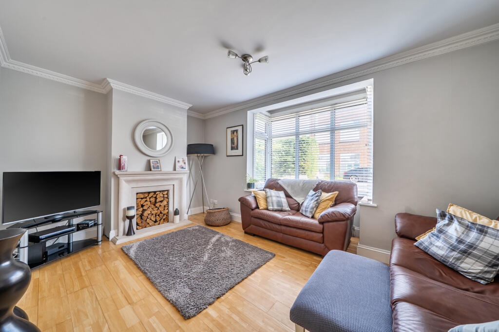 House in London, Broom Hill, Goddington - View 2