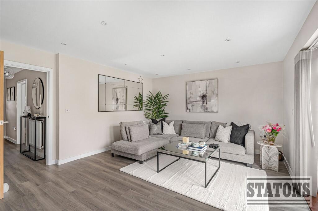 House in Broxbourne, Hertfordshire - View 3