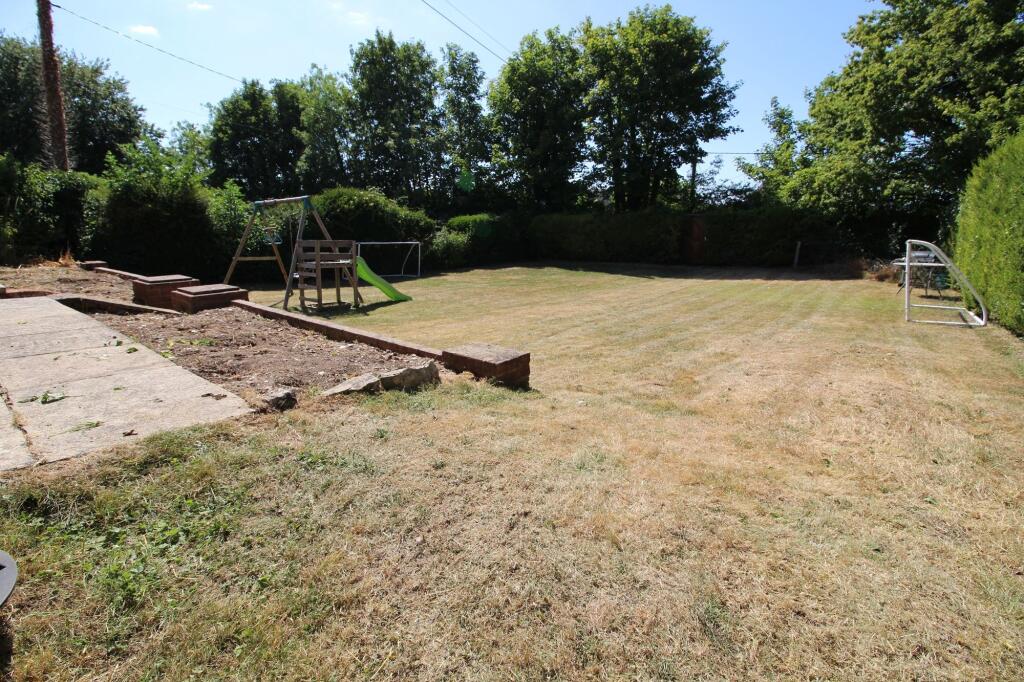 The Bank, Winterbourne Dauntsey photo 2