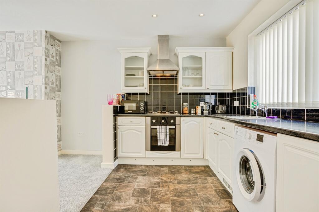 House in Wakefield, Outwood - View 3