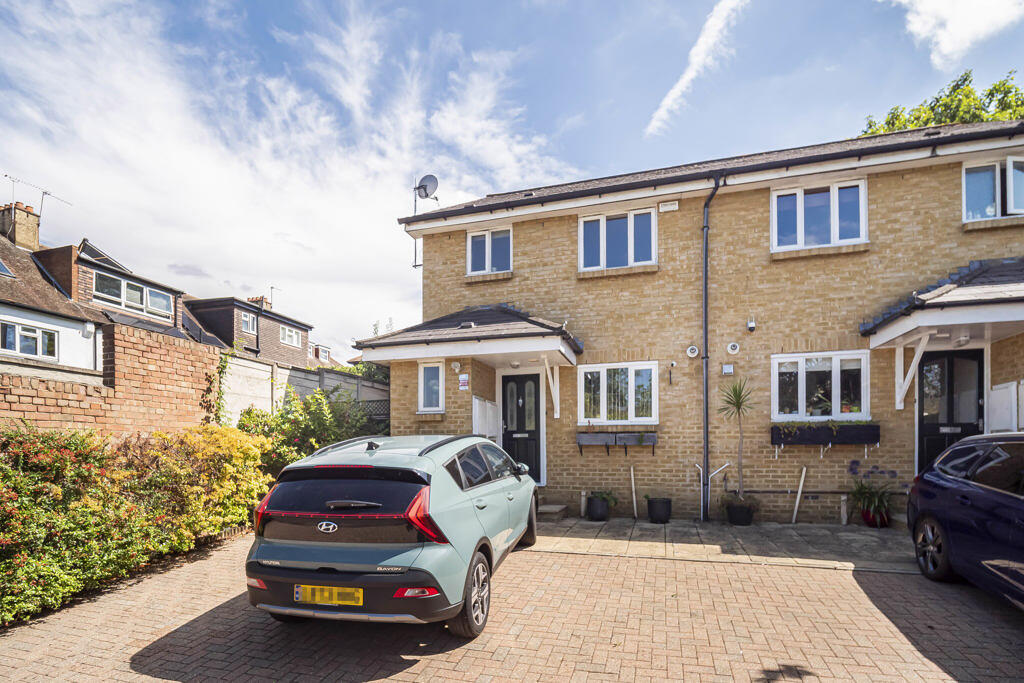 3-bed semi-detached on Avenue Park Road, London, SE27, £275,000