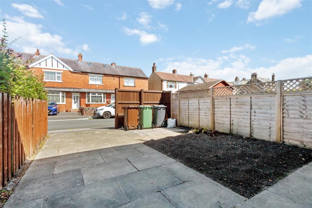 House in Leeds, Upper Henshaw, Henshaw - View 3