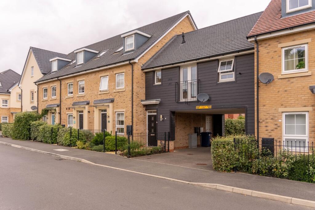 1-bed flat on Knights Way, St. Ives, Cambridgeshire, PE27 6TB, £200,000