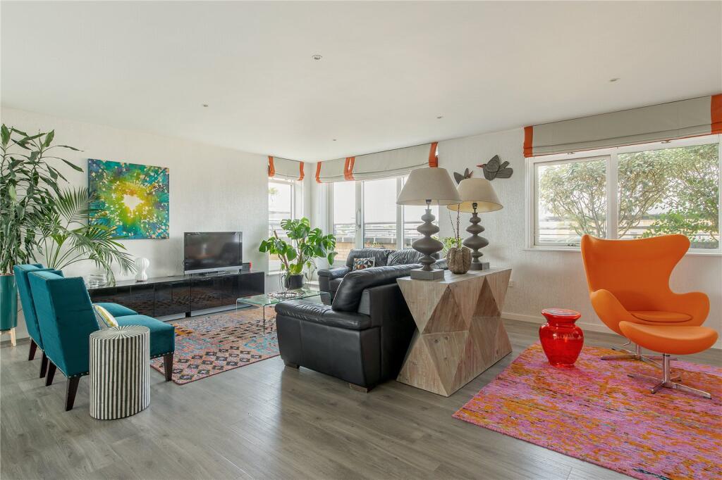 Apartment in Cambridge, Petersfield - View 2