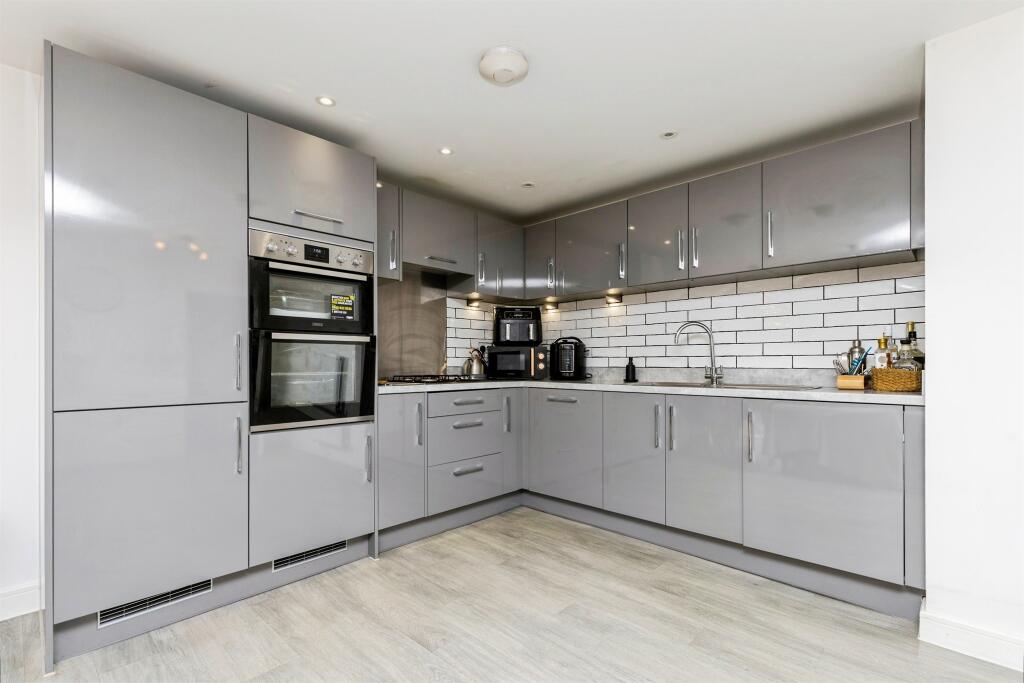 Cornwell Avenue, Crawley photo 4