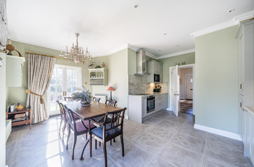 House in Woking, Surrey - View 5