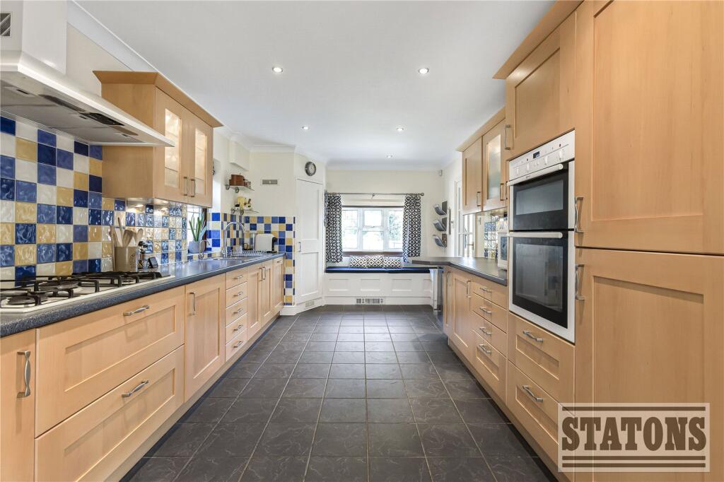Tolmers Road, Cuffley, Hertfordshire, EN6 photo 3