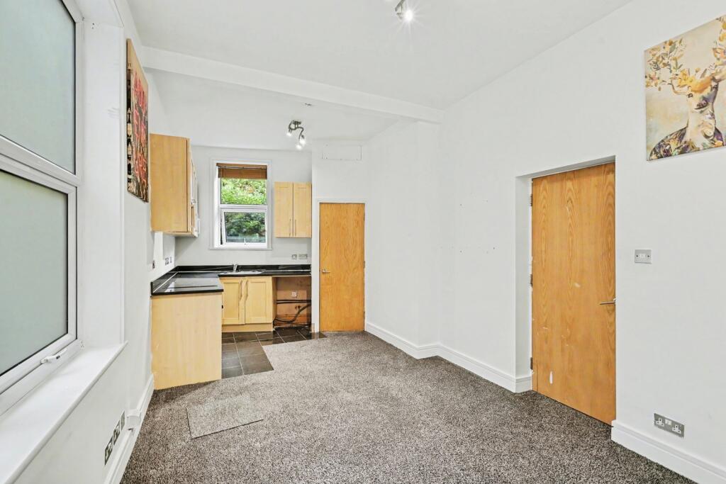 Apartment in Northampton, Semilong - View 3