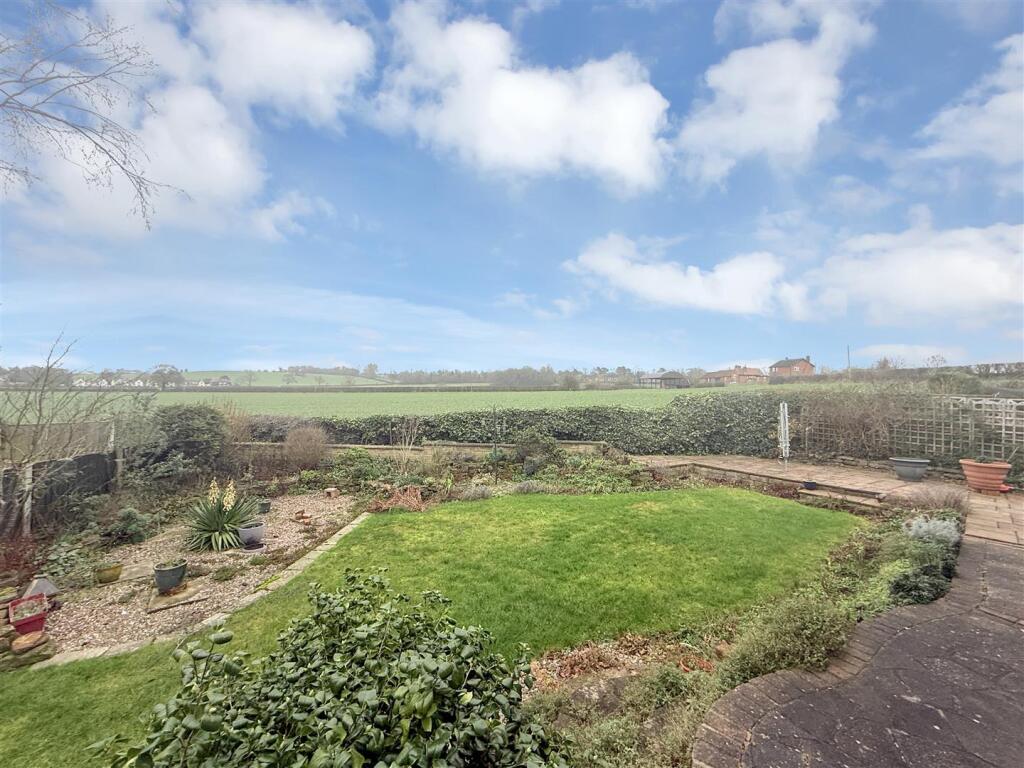 Morton Gardens, Radcliffe-On-Trent, Nottingham photo 2