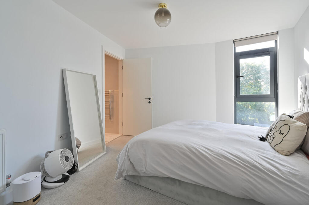 Apartment in Watford - More