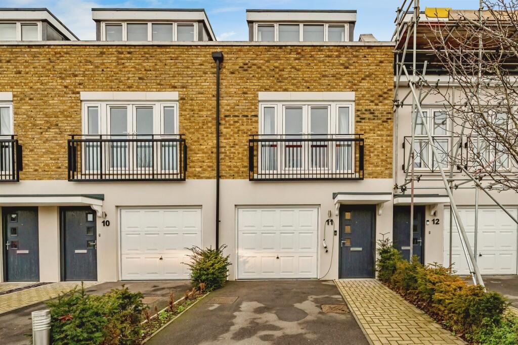 3-bed house on Stomp Road, Burnham, Slough, £238,500
