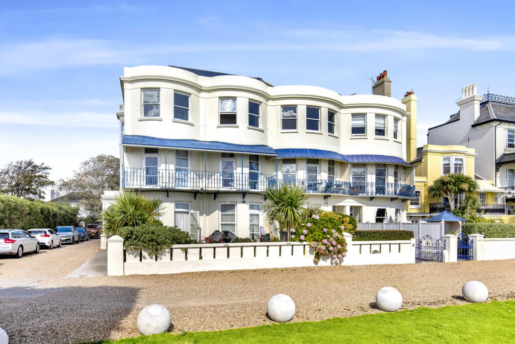 2-bed flat on Marine Parade, Bognor Regis, PO21, £190,000