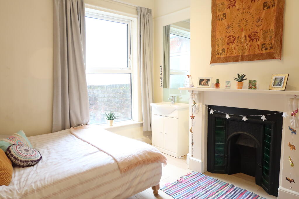Main image of property: Double Room in Bedford Place