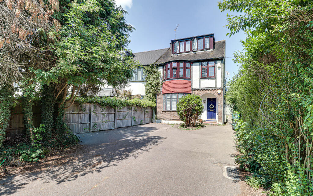 Main image of property: Batchwood Drive, St Albans, St Albans, AL3