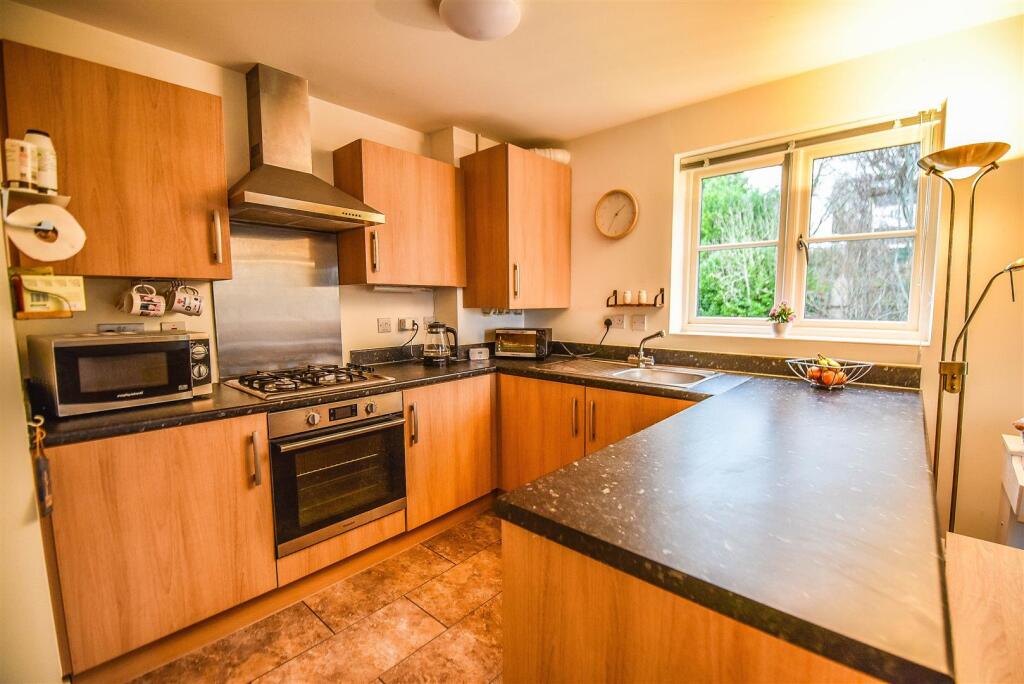 Apartment in Stroud, Cam - View 3