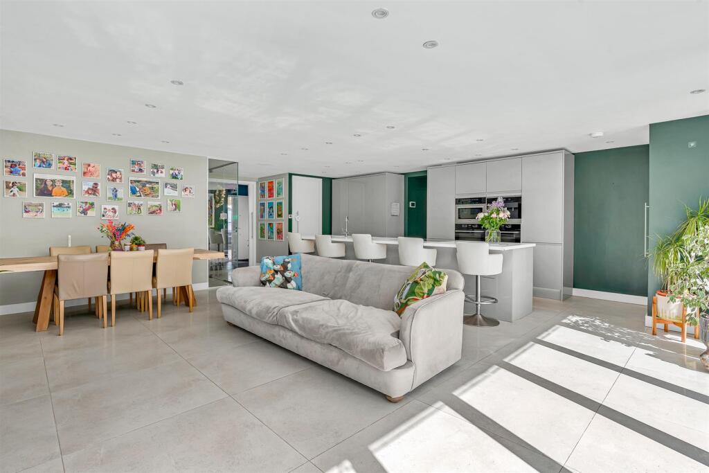 The Avenue, Welwyn photo 3