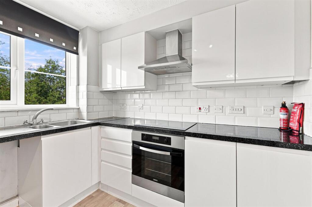 Apartment in Enfield, Enfield Island Village, London Borough of Enfield - More