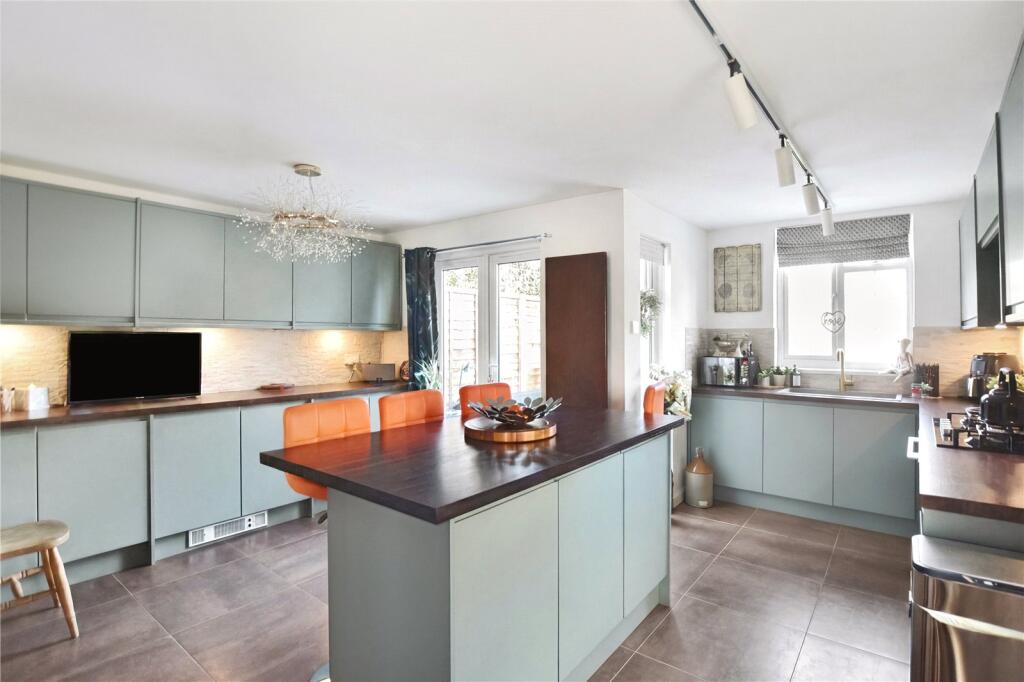 House in Bexley, Hurst, Albany Park - View 2