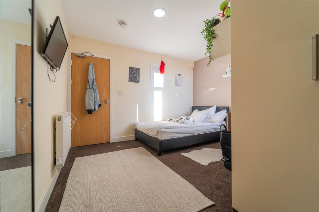 6 bedroom house for rent